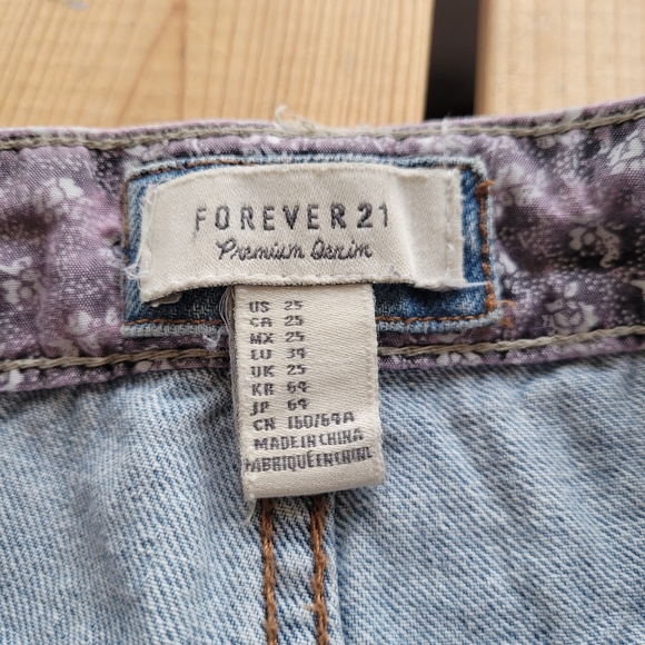 Distressed jean short - Picture 3 of 4